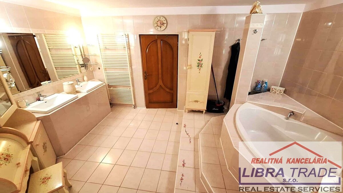 PREDAJ - Kompletne prerobený 5 izbový rodinný dom v tichej a vyhľadávanej lokalite v Komárne  — foto 16