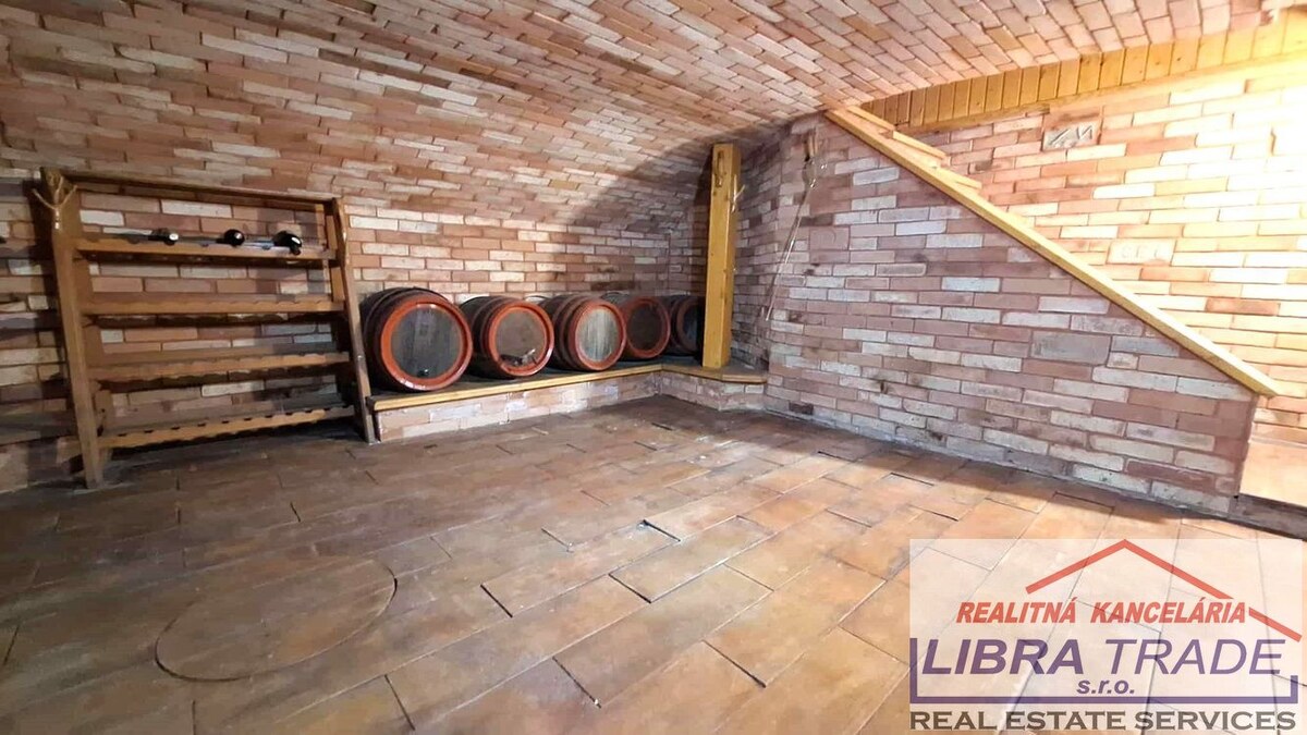PREDAJ - Kompletne prerobený 5 izbový rodinný dom v tichej a vyhľadávanej lokalite v Komárne  — foto 25