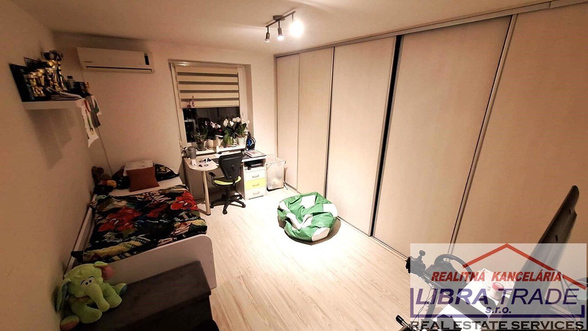 PREDAJ - Kompletne prerobený 2 izbový tehlový byt s vlastným kúrením a zariadením v Komárne  — foto 12