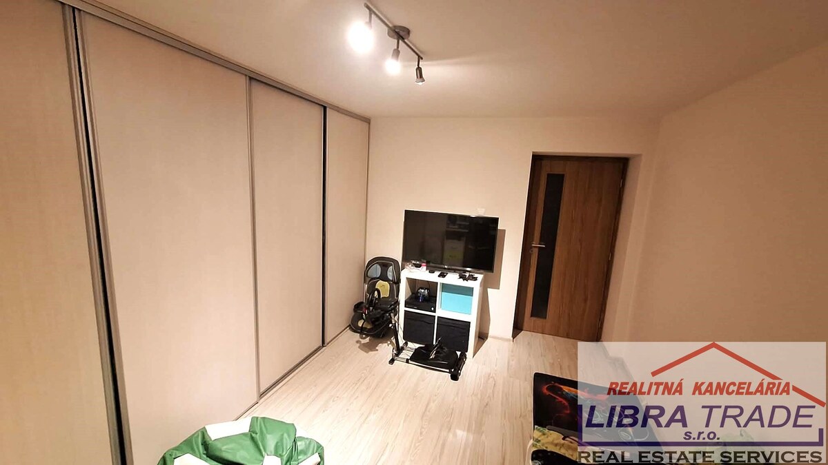 PREDAJ - Kompletne prerobený 2 izbový tehlový byt s vlastným kúrením a zariadením v Komárne  — foto 13