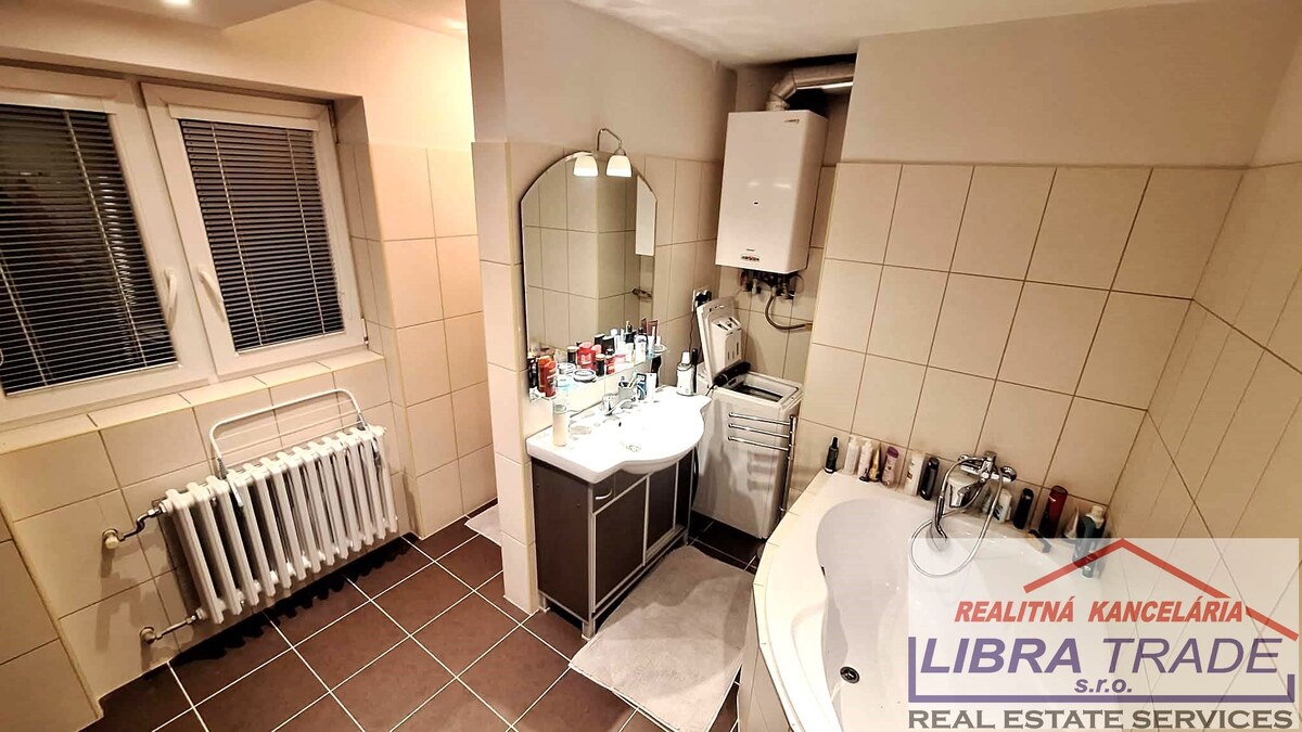 PREDAJ - Kompletne prerobený 2 izbový tehlový byt s vlastným kúrením a zariadením v Komárne  — foto 5