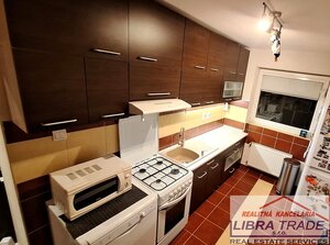PREDAJ - Kompletne prerobený 2 izbový tehlový byt s vlastným kúrením a zariadením v Komárne  — foto 1