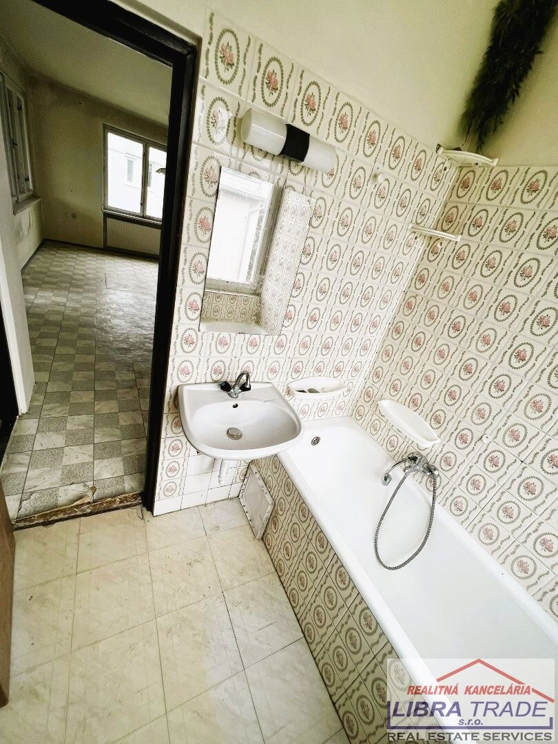PREDAJ - 6 izbový poschodový dvojgeneračný tehlový rodinný dom v BENE, Komárno — foto 6