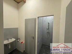 NA PRENÁJOM vám ponúkam murovaný sklad s 3 garážovými bránami a kanceláriami v Komárne — foto 22