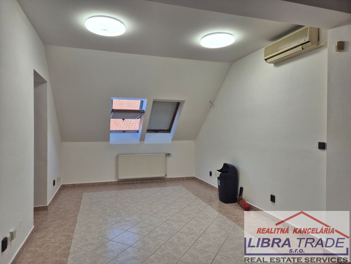 Kancelária do prenájmu v centre Nových Zámkov. — foto 3