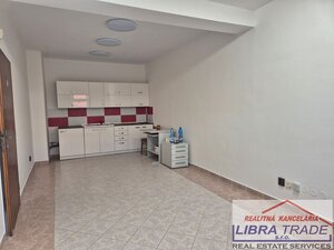 Kancelária do prenájmu v centre Nových Zámkov. — foto 2