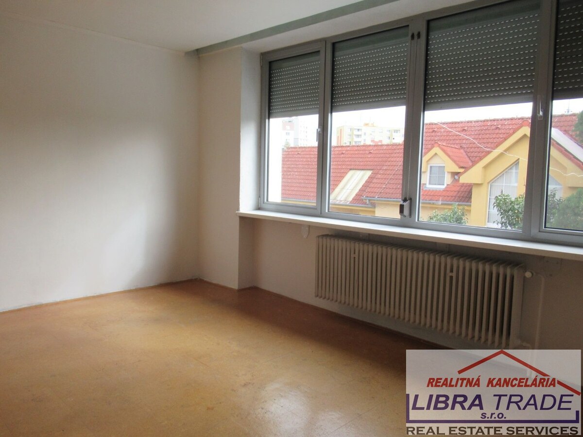 Na predaj dvojgeneračný 7-izbový rodinný dom v tichej a lukratívnej lokalite v Nových Zámkov. — foto 18