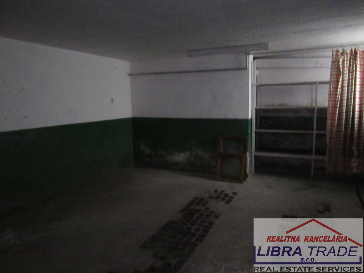 Na predaj dvojgeneračný 7-izbový rodinný dom v tichej a lukratívnej lokalite v Nových Zámkov. — foto 21