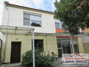 Na predaj dvojgeneračný 7-izbový rodinný dom v tichej a lukratívnej lokalite v Nových Zámkov. — foto 2