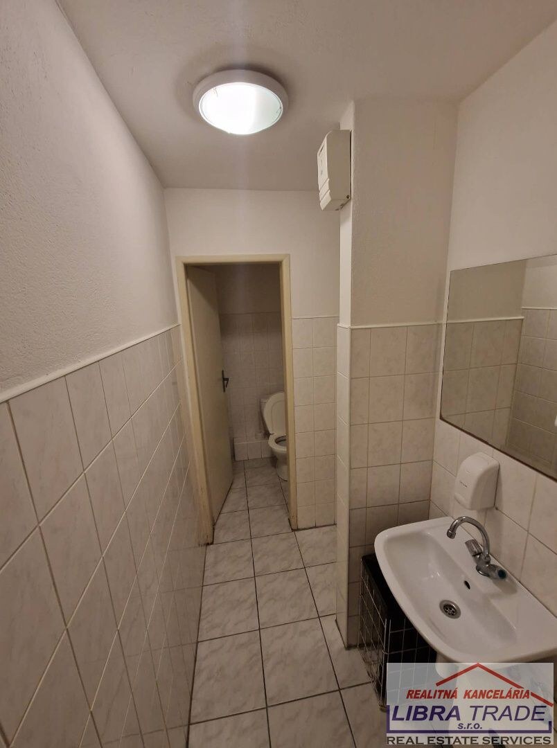 PRENÁJOM - priestor v centre Komárna na NÁDVORÍ EURÓPY — foto 9