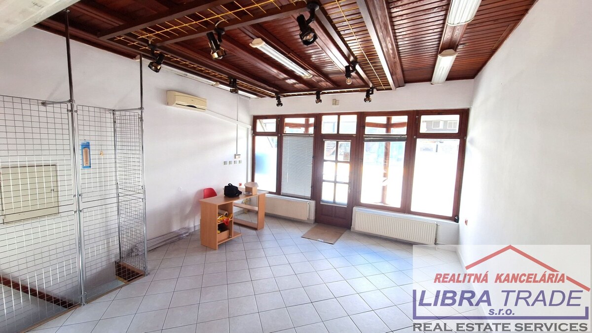 IBA U NÁS! PREDAJ - Polyfunkčný objekt vhodný na kanceláriu, obchod, salón v Komárne — foto 2