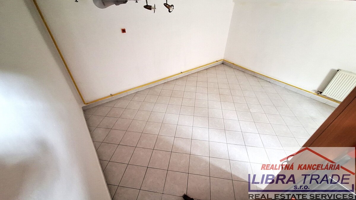 IBA U NÁS! PREDAJ - Polyfunkčný objekt vhodný na kanceláriu, obchod, salón v Komárne — foto 5