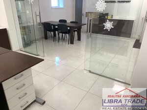 Kancelárske priestory  s veľkým parkoviskom do prenájmu v Nových Zámkoch. — foto 3
