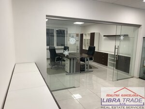 Kancelárske priestory  s veľkým parkoviskom do prenájmu v Nových Zámkoch. — foto 5