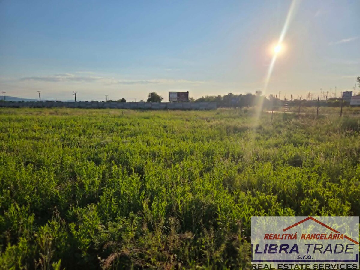 Ponúkame na predaj pozemok 8010 m2 na podnikateľské účely v Štúrove. — foto 8