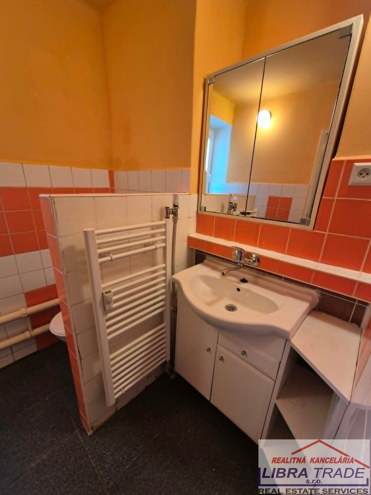 PREDAJ - čiastočne prerobený 2 izbový tehlový byt v Komárne  — foto 11