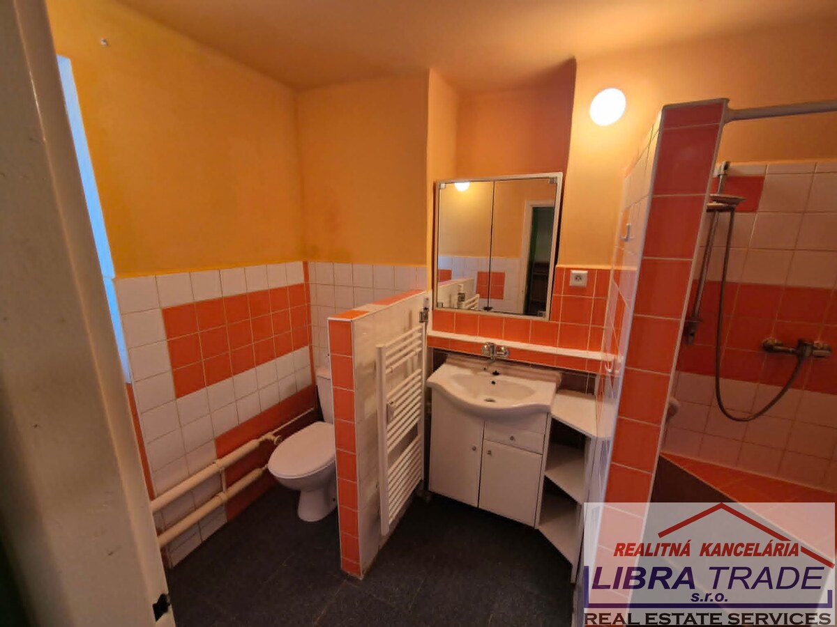 PREDAJ - čiastočne prerobený 2 izbový tehlový byt v Komárne  — foto 10