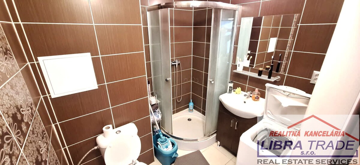 EXKLUZÍVNY PREDAJ - Prerobený 1 izbový byt s loggiou na VII. sídlisku v Komárne  — foto 3