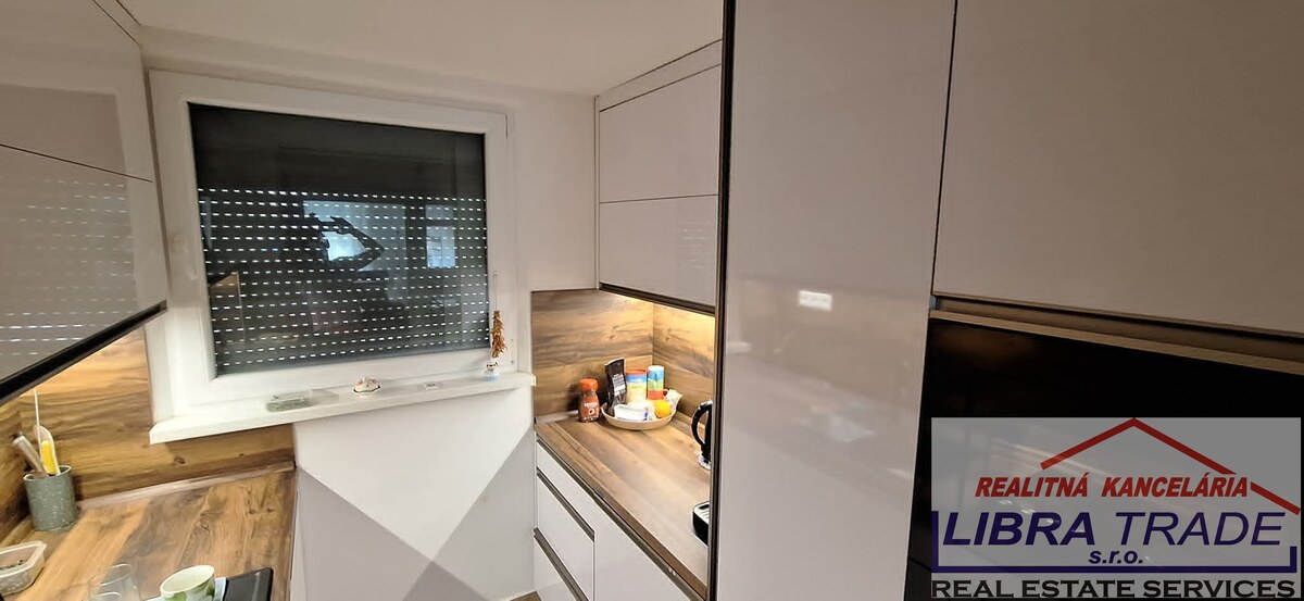 EXKLUZÍVNY PREDAJ - Kompletne prerobený 3 izbový byt s loggiou v Komárne  — foto 5