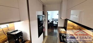 EXKLUZÍVNY PREDAJ - Kompletne prerobený 3 izbový byt s loggiou v Komárne  — foto 3