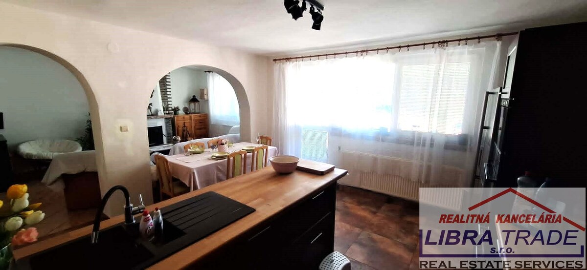 EXKLUZÍVNY PREDAJ - čiastočne prerobený 5 izbový rodinný dom v Novej Stráži  — foto 4