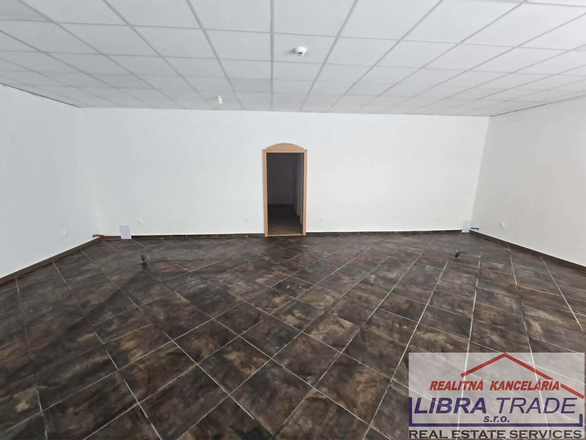 PRENÁJOM - obchodné/kancelárske priestory na ul. Palatínovej, pešia zóna KOMÁRNO — foto 4
