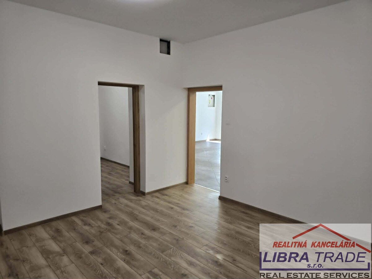 PRENÁJOM - obchodné/kancelárske priestory na ul. Palatínovej, pešia zóna KOMÁRNO — foto 8