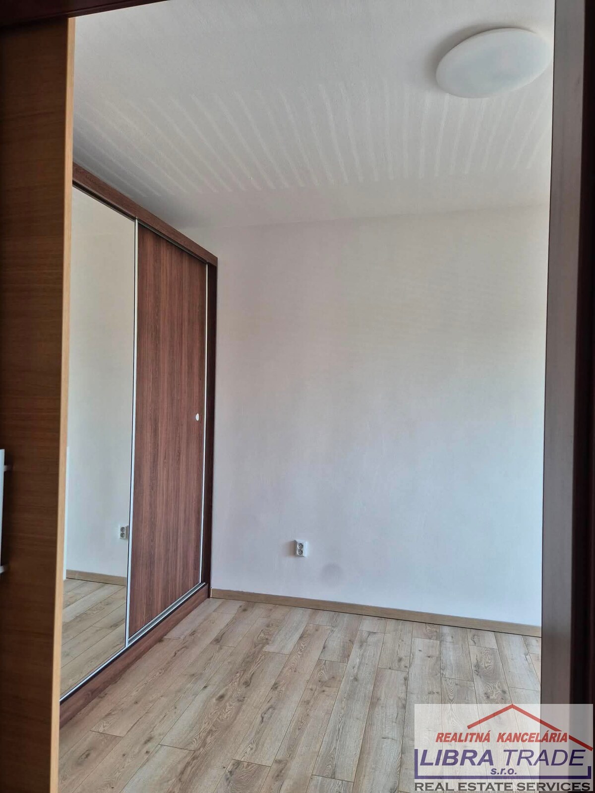 Na prenájom 3-izb.byt ul. S. H. Vajanského Nové Zámky. — foto 7