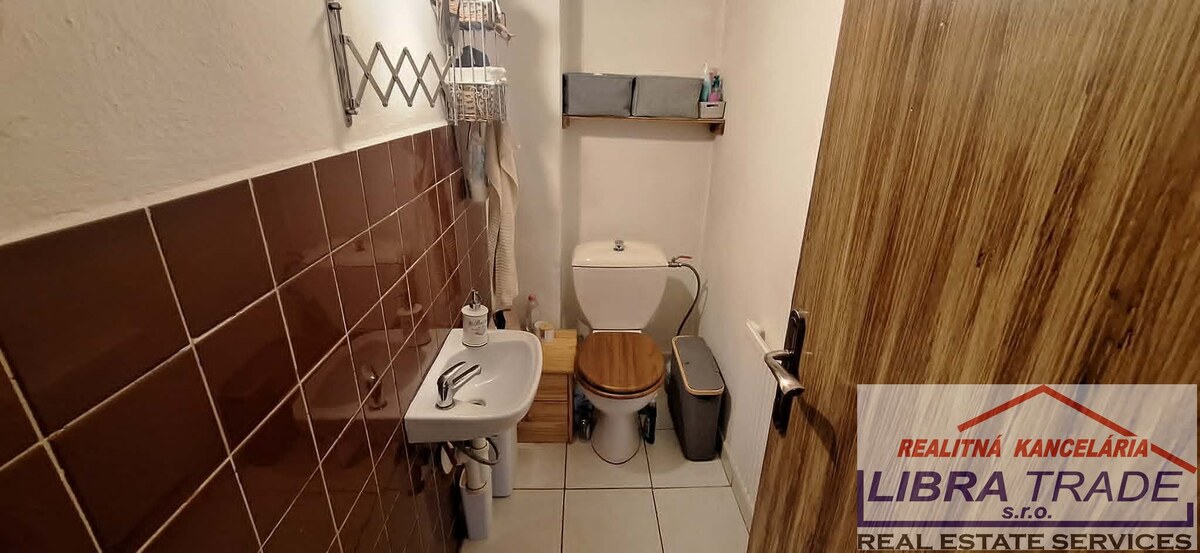 EXKLUZÍVNY PREDAJ - prerobený 5 izbový rodinný dom v Novej Stráži kolaudovaný v roku 1994 ZNÍŽENÁ CENA! — foto 18