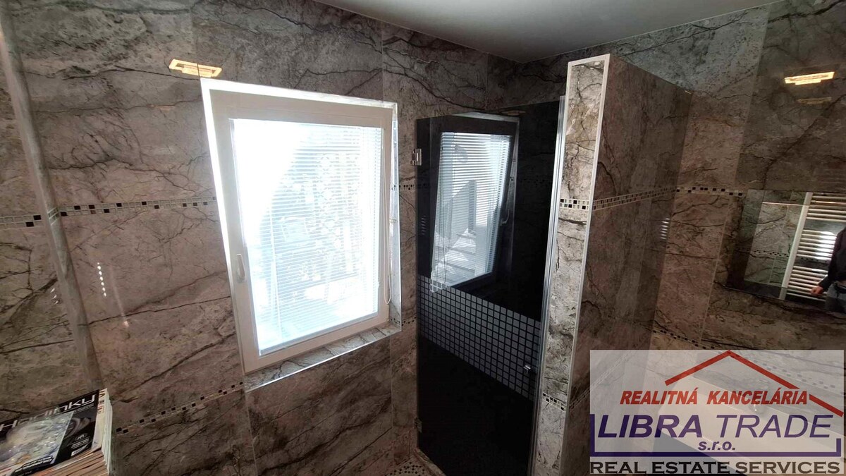 PREDAJ - Luxusného 5 izbového rodinného prízemného domu s krytým bazénom terasami a garážami v Komárne NOVOSTAVBA! DOHODA MOŽNÁ! — foto 16