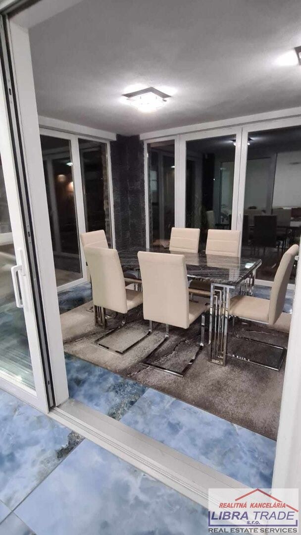 PREDAJ - Luxusného 5 izbového rodinného prízemného domu s krytým bazénom terasami a garážami v Komárne NOVOSTAVBA! DOHODA MOŽNÁ! — foto 5