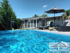 PREDAJ - Luxusného 5 izbového rodinného prízemného domu s krytým bazénom terasami a garážami v Komárne NOVOSTAVBA! DOHODA MOŽNÁ! — foto 1