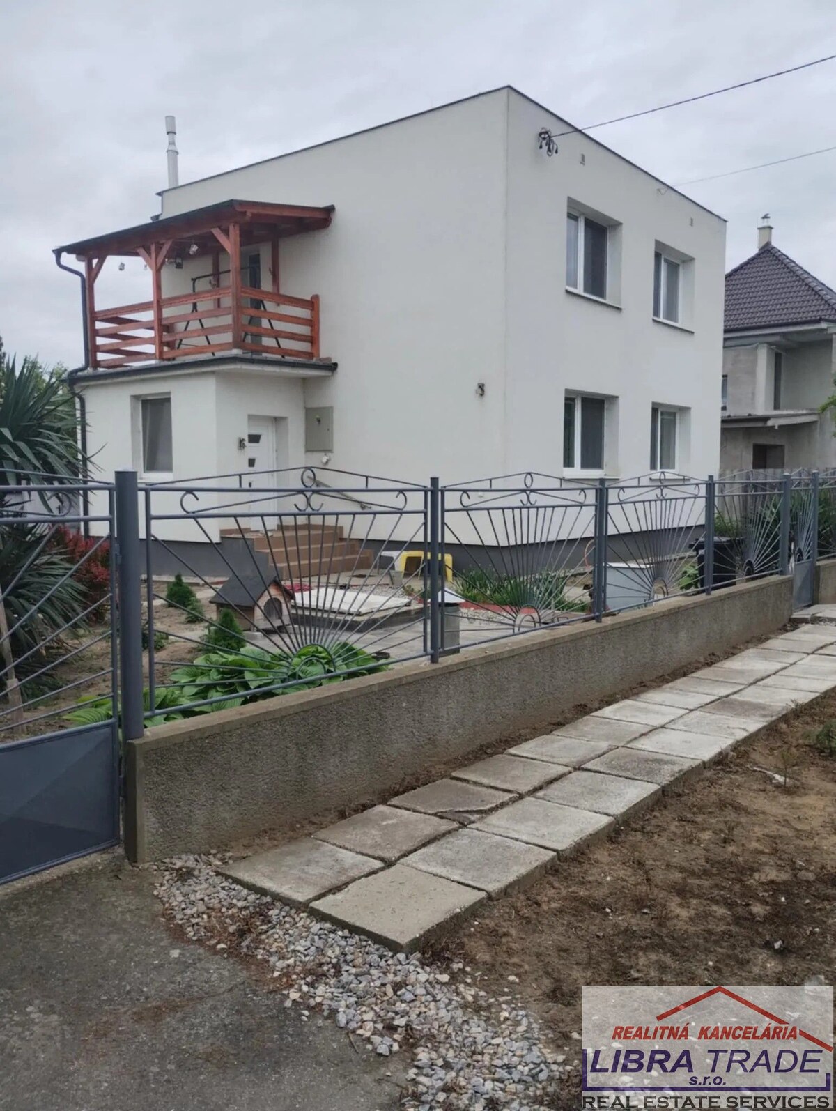 PREDAJ - Čiastočne prerobený 5 izbový poschodový rodinný dom so záhradou a garážou v obci IŽA