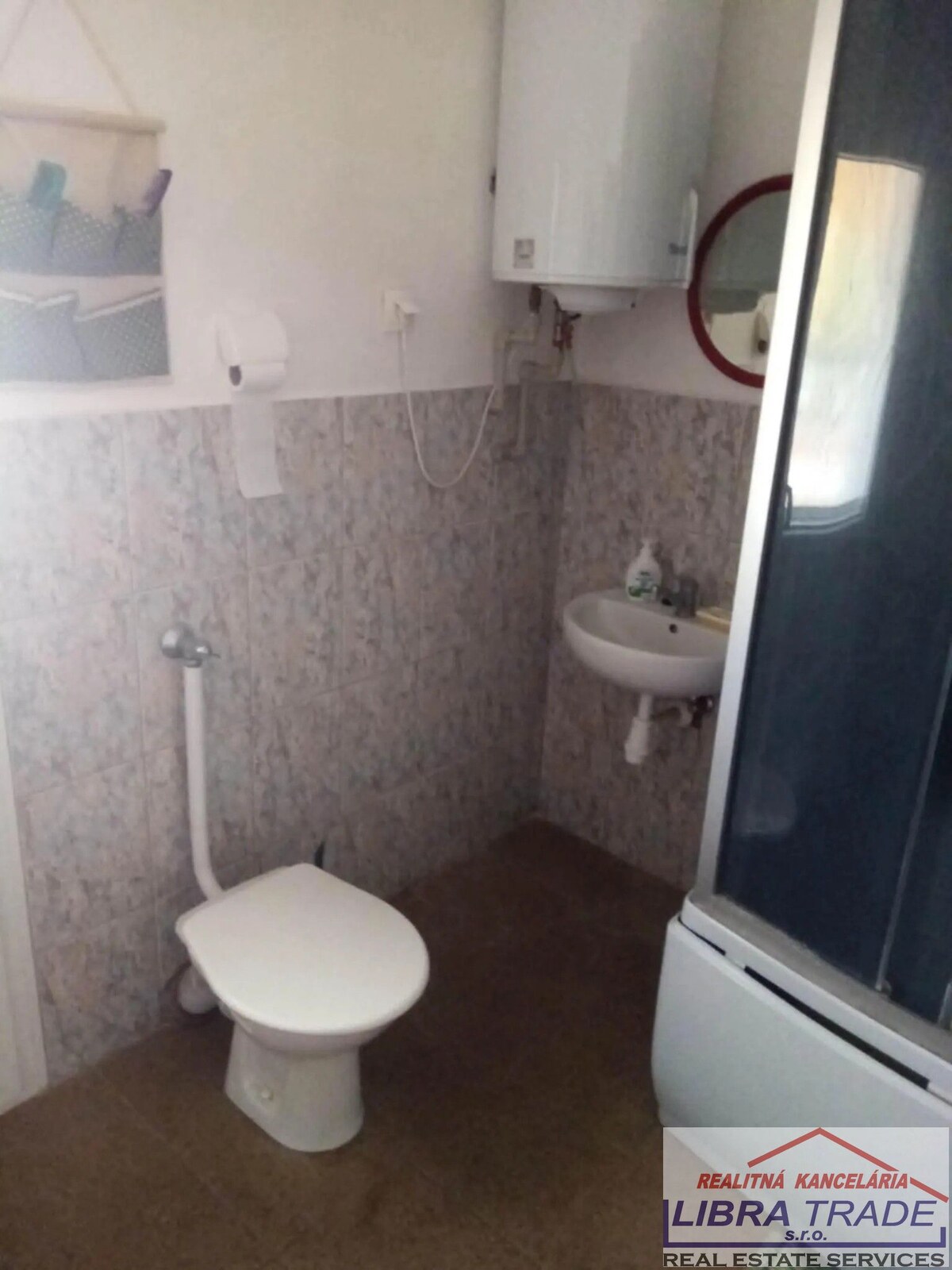PREDAJ - Čiastočne prerobený 5 izbový poschodový rodinný dom so záhradou a garážou v obci IŽA — foto 9