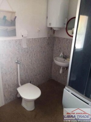 PREDAJ - Čiastočne prerobený 5 izbový poschodový rodinný dom so záhradou a garážou v obci IŽA — foto 9