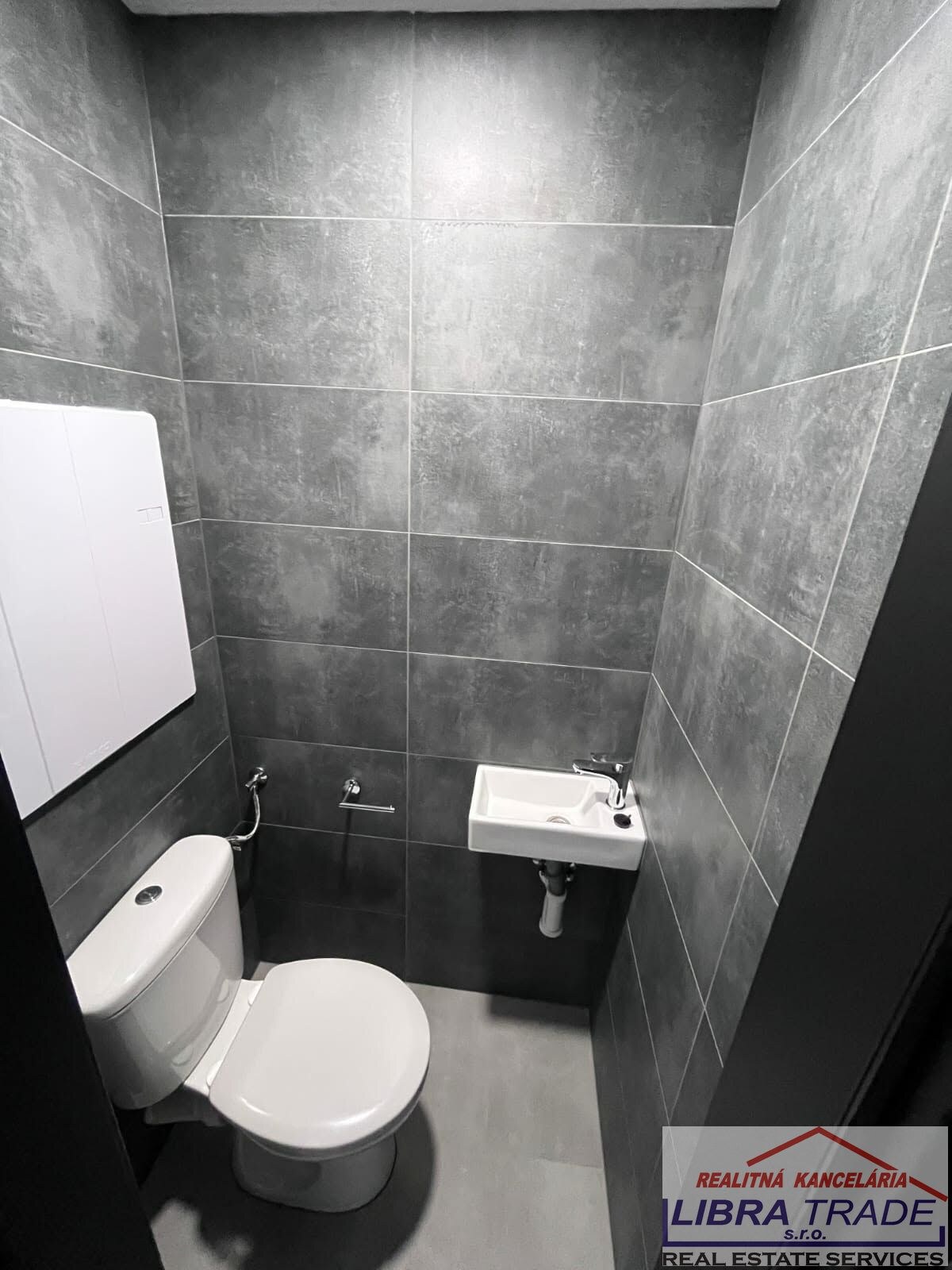 Prenájom - 3-izbový kompletne zrekonštruovaný byt  v Nových Zámkoch ul. Nábrežná — foto 4