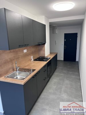 Prenájom - 3-izbový kompletne zrekonštruovaný byt  v Nových Zámkoch ul. Nábrežná — foto 1