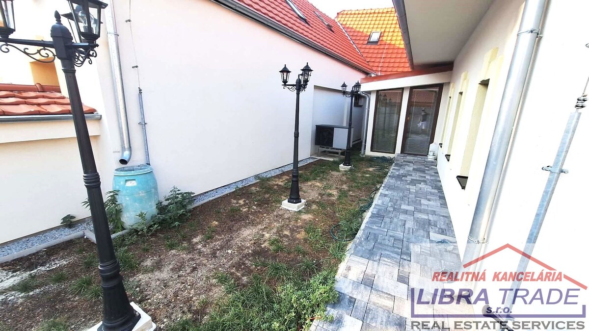 PREDAJ - Kompletne prerobený 4 izbový rodinný dom v CENTRE Komárna pamiatková zóna VÝHODNÁ KÚPA!  — foto 28