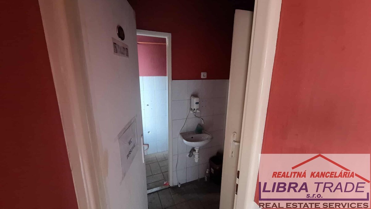 EXKLUZÍVNY PREDAJ - Objekt vhodný na podnikanie, kanceláriu, obchod, kaviareň, reštauráciu v centre Komárna DOHODA MOŽNÁ! — foto 15