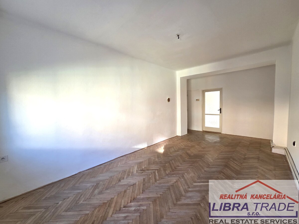 2 izbový byt v centre Nových Zámkov. — foto 3