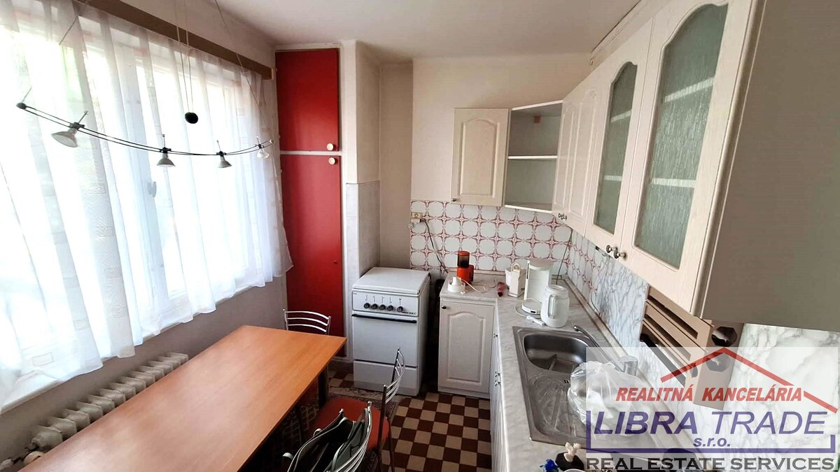PREDAJ - 2 izbového bytu s loggiou na Gazdovskej ulici v Komárne  — foto 2