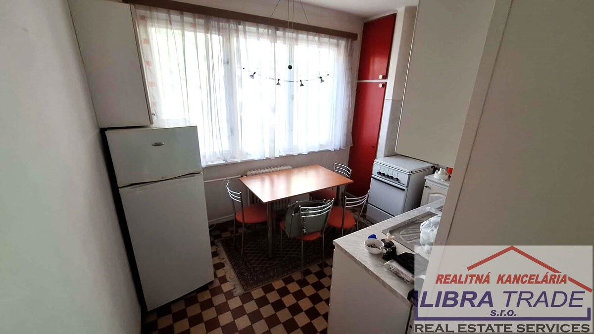 PREDAJ - 2 izbového bytu s loggiou na Gazdovskej ulici v Komárne  — foto 3