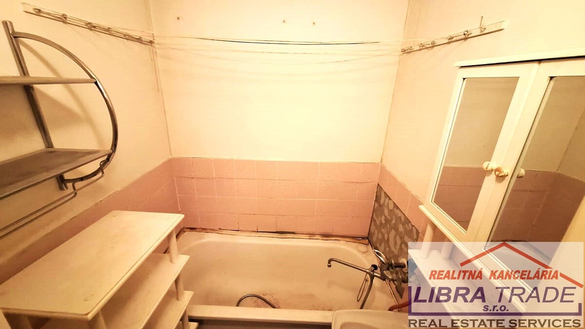 PREDAJ - 2 izbového bytu s loggiou na Gazdovskej ulici v Komárne  — foto 4