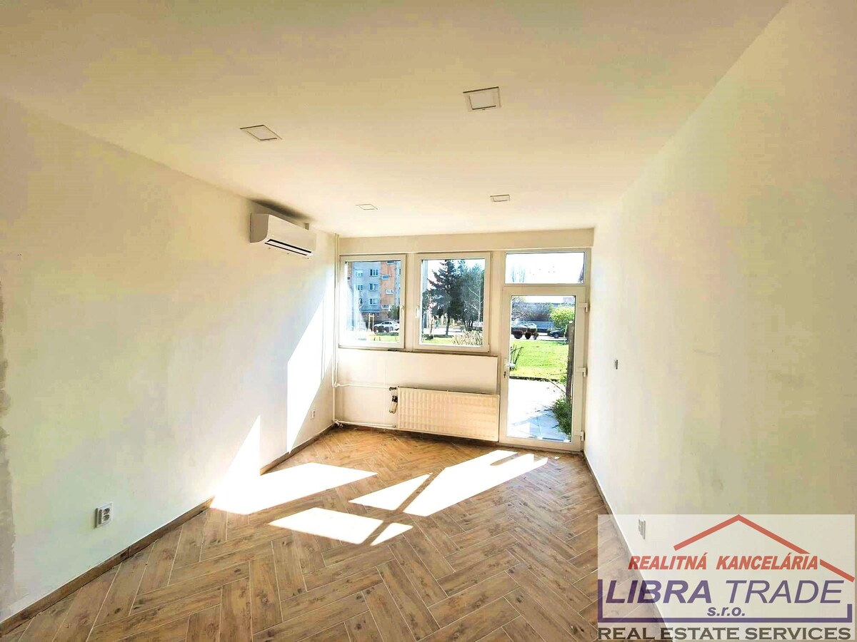 PRENÁJOM - Kancelárskych obchodných priestorov v centre Komárna s bezproblémovým parkovaním  — foto 2