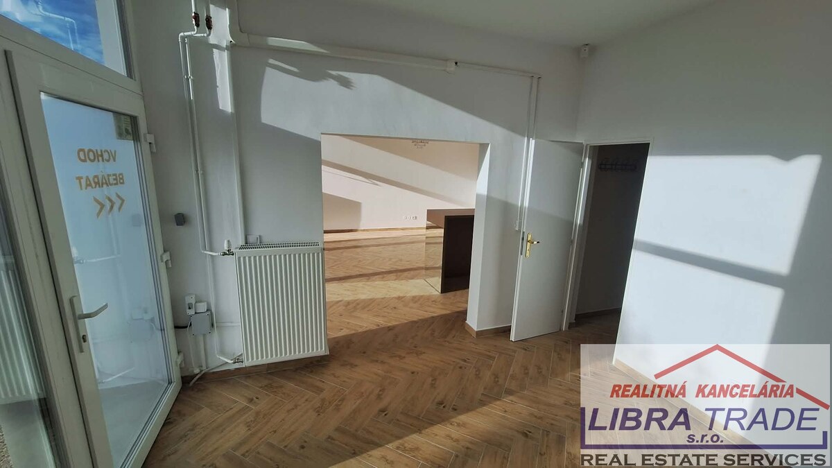 PRENÁJOM - Kancelárskych obchodných priestorov v centre Komárna s garážou na záhradníckej ulici v Komárne   — foto 5