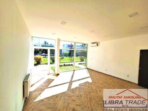 PRENÁJOM - Kancelárskych obchodných priestorov v centre Komárna s bezproblémovým parkovaním  — foto 1