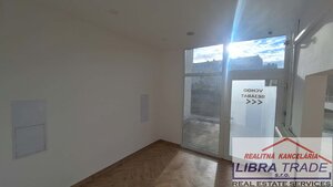 PRENÁJOM - Kancelárskych obchodných priestorov v centre Komárna s garážou na záhradníckej ulici v Komárne   — foto 6