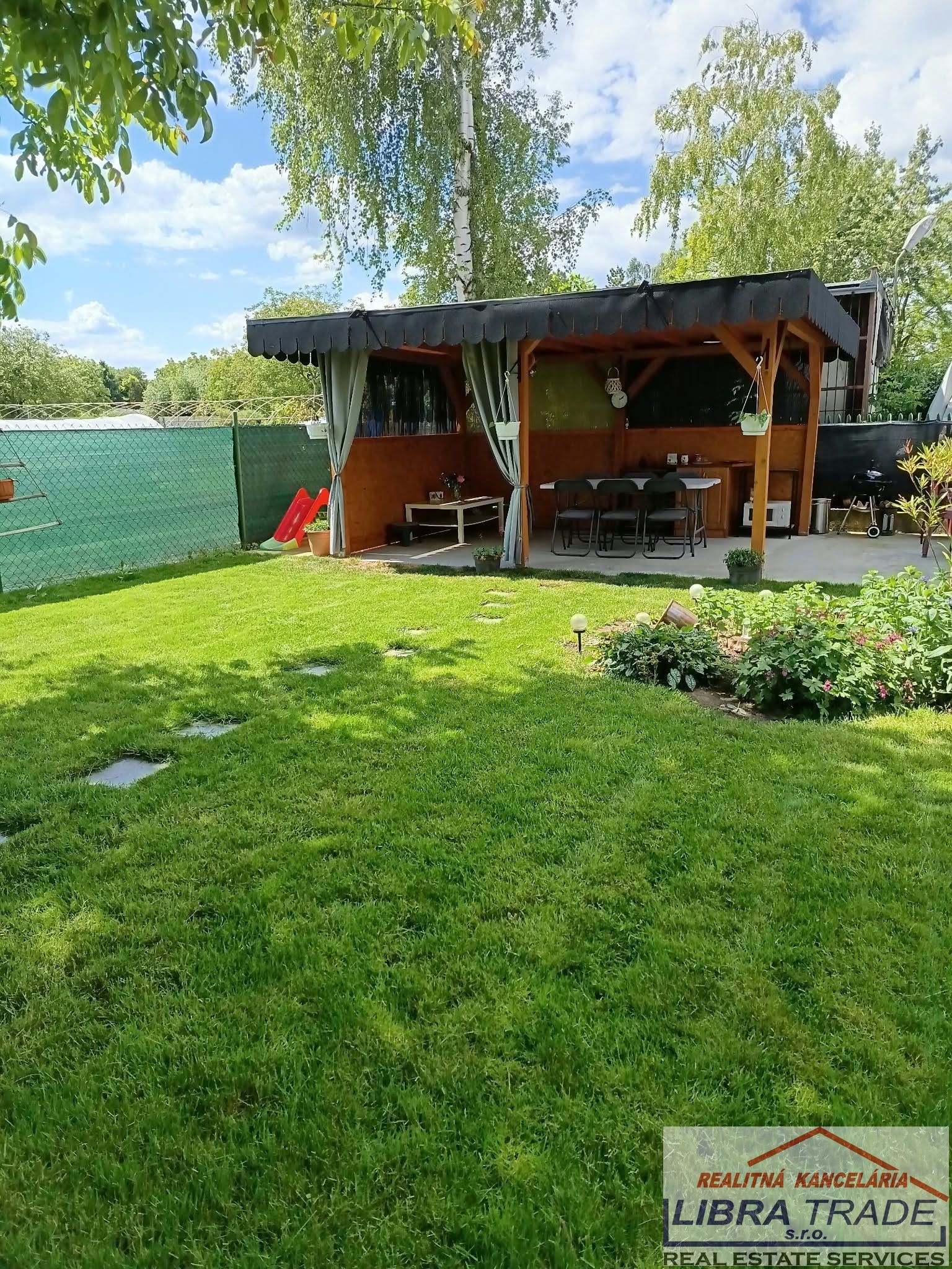 Predáme 3-izbový byt s 2 balkónmi  + GARÁŽ  + ZÁHRADKA s altánkom v obci Jasová. — foto 2