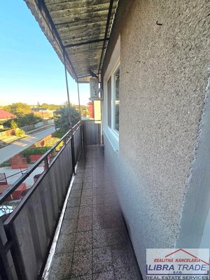 Predáme 3-izbový byt s 2 balkónmi  + GARÁŽ  + ZÁHRADKA s altánkom v obci Jasová. — foto 12