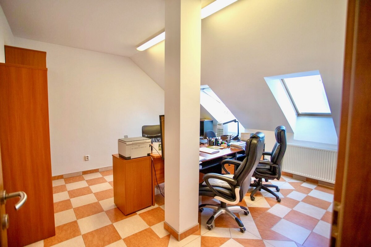 Predáme obchodno - administratívnu budovu v centre Topoľčian — foto 8